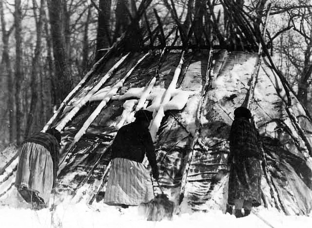 Women building maple sugar lodge, Mille Lacs Indian Reservation, ca. 1925