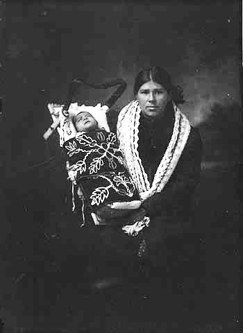 Indian mother and child, ca. 1912.