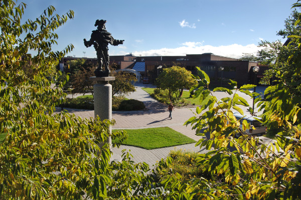 Sir Du Luht statue in Ordean Court, UMD