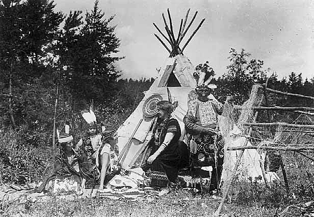 John Smith posed with Ojibwe women, ca. 1920.