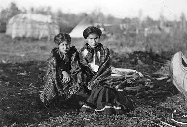 Young Indian women, Lake of the Woods, 1912