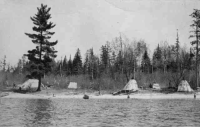 Chippewa Indian camp on the Rainy River, ca. 1915.
