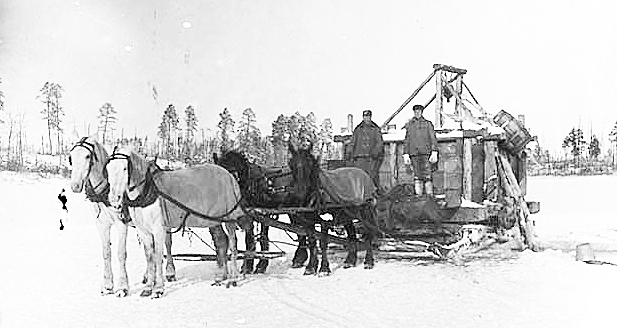 Cutting ice on the Mississippi River, ca. 1900.