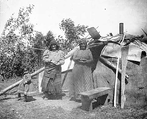 Chippewa women and wigwam at Leech Lake Agency, 1900
