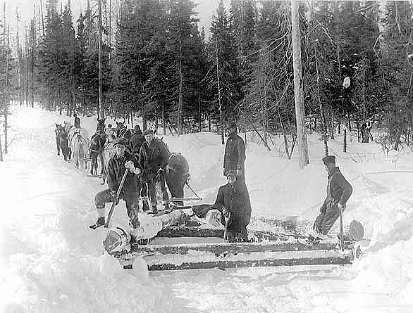 Breaking out the road at the Alger Smith & Company camp number eight, Cook County, 1916.