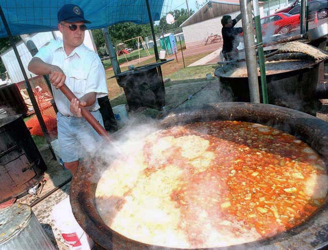 Newport firefighter Bob Hurley stirs a bubbling kettle of booya. (Pioneer Press: John Doman)